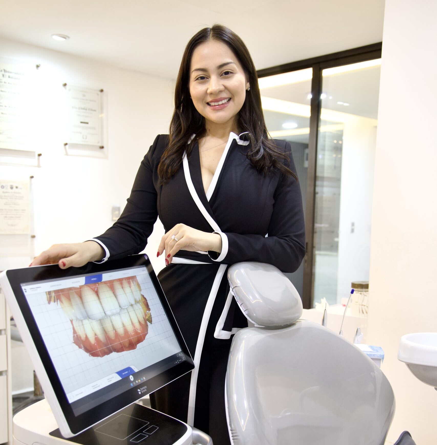 Escáner intraoral 3D iTero Element Plus utilizado en Clínica Umaña para capturar impresiones digitales de alta precisión.